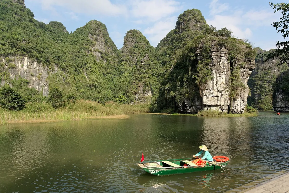 Hình ảnh địa phương Ninh Bình minh họa chủ đề thương hiệu
